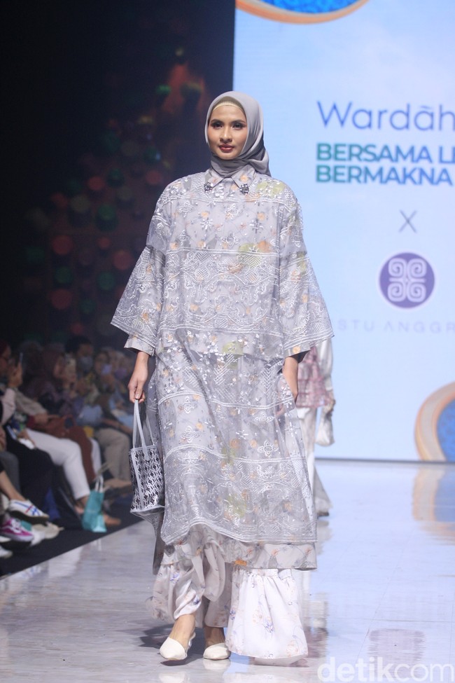 Inilah koleksi terbaru Restu Anggraini di Muffest 2023. Etu demikian sang desainer biasa disapa, terinspirasi dari bunga cempoko geni, salah satu bunga endemik asal Indonesia. Sang desainer juga banyak menambahkan detail lace pada koleksi untuk Ramadhan dan Lebaran 2023.  Foto: Mohammad Abduh/detikcom