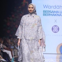 Inilah koleksi terbaru Restu Anggraini di Muffest 2023. Etu demikian sang desainer biasa disapa, terinspirasi dari bunga cempoko geni, salah satu bunga endemik asal Indonesia. Sang desainer juga banyak menambahkan detail lace pada koleksi untuk Ramadhan dan Lebaran 2023.  Foto: Mohammad Abduh/detikcom