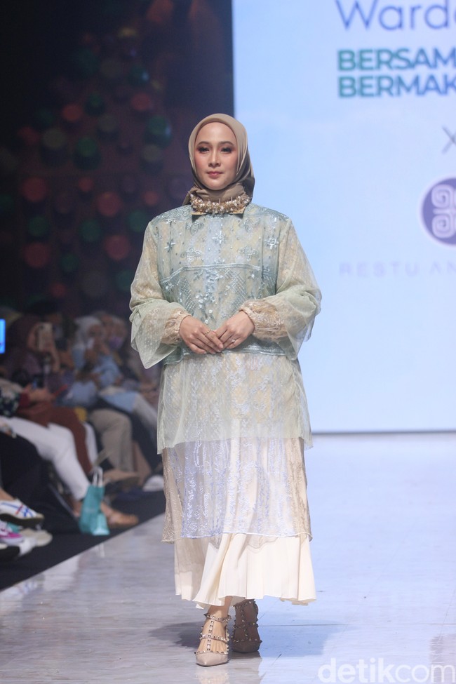 Inilah koleksi terbaru Restu Anggraini di Muffest 2023. Etu demikian sang desainer biasa disapa, terinspirasi dari bunga cempoko geni, salah satu bunga endemik asal Indonesia. Sang desainer juga banyak menambahkan detail lace pada koleksi untuk Ramadhan dan Lebaran 2023.  Foto: Mohammad Abduh/detikcom