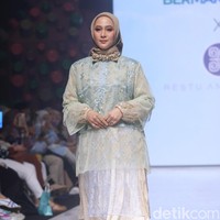 Inilah koleksi terbaru Restu Anggraini di Muffest 2023. Etu demikian sang desainer biasa disapa, terinspirasi dari bunga cempoko geni, salah satu bunga endemik asal Indonesia. Sang desainer juga banyak menambahkan detail lace pada koleksi untuk Ramadhan dan Lebaran 2023.  Foto: Mohammad Abduh/detikcom