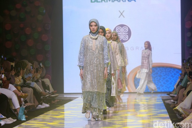 Inilah koleksi terbaru Restu Anggraini di Muffest 2023. Etu demikian sang desainer biasa disapa, terinspirasi dari bunga cempoko geni, salah satu bunga endemik asal Indonesia. Sang desainer juga banyak menambahkan detail lace pada koleksi untuk Ramadhan dan Lebaran 2023. Foto: Mohammad Abduh/detikcom