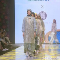 Inilah koleksi terbaru Restu Anggraini di Muffest 2023. Etu demikian sang desainer biasa disapa, terinspirasi dari bunga cempoko geni, salah satu bunga endemik asal Indonesia. Sang desainer juga banyak menambahkan detail lace pada koleksi untuk Ramadhan dan Lebaran 2023. Foto: Mohammad Abduh/detikcom