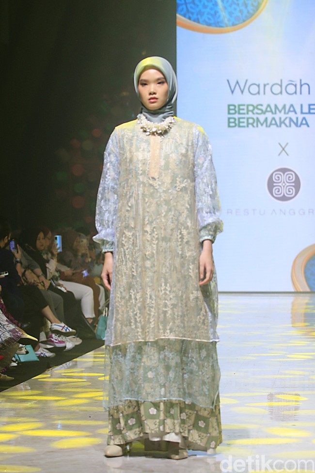 Inilah koleksi terbaru Restu Anggraini di Muffest 2023. Etu demikian sang desainer biasa disapa, terinspirasi dari bunga cempoko geni, salah satu bunga endemik asal Indonesia. Sang desainer juga banyak menambahkan detail lace pada koleksi untuk Ramadhan dan Lebaran 2023.  Foto: Mohammad Abduh/detikcom