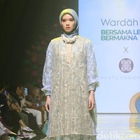 Inilah koleksi terbaru Restu Anggraini di Muffest 2023. Etu demikian sang desainer biasa disapa, terinspirasi dari bunga cempoko geni, salah satu bunga endemik asal Indonesia. Sang desainer juga banyak menambahkan detail lace pada koleksi untuk Ramadhan dan Lebaran 2023.  Foto: Mohammad Abduh/detikcom