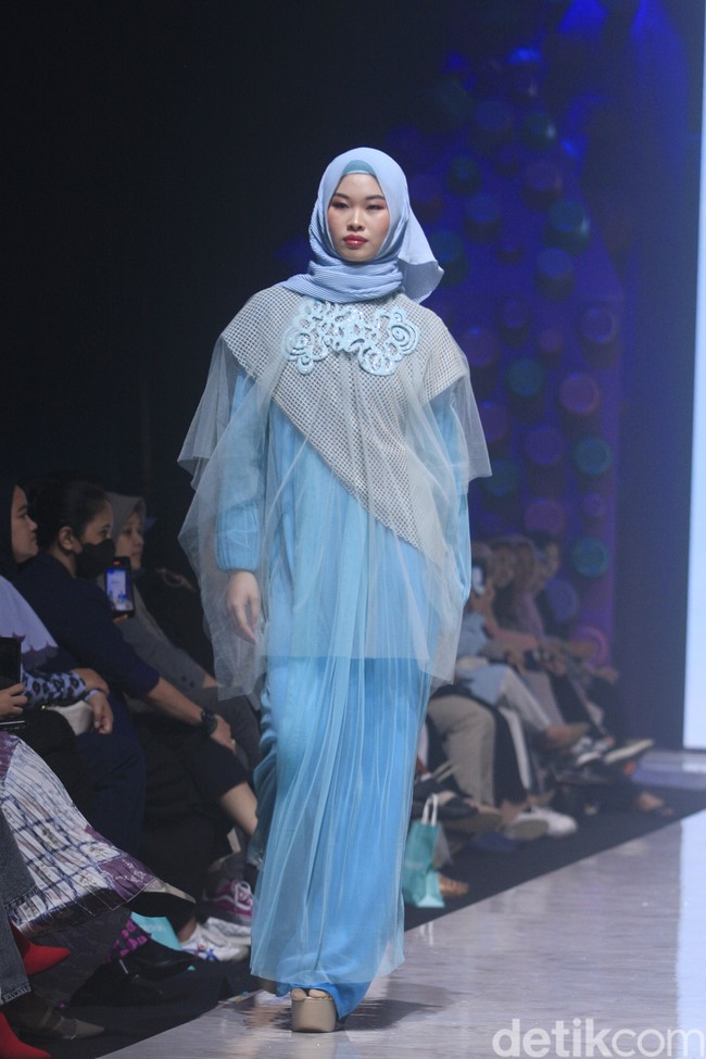 Fashion show koleksi Irna Laperle dari Irna Mutiara di Muffest 2023.. Foto: Mohammad Abduh/Wolipop.  