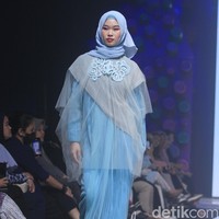 Fashion show koleksi Irna Laperle dari Irna Mutiara di Muffest 2023.. Foto: Mohammad Abduh/Wolipop.  
