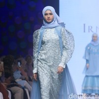 Fashion show koleksi Irna Laperle dari Irna Mutiara di Muffest 2023. Foto: Mohammad Abduh/Wolipop.  