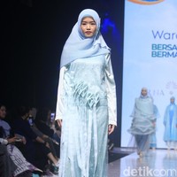 Fashion show koleksi Irna Laperle dari Irna Mutiara di Muffest 2023. Foto: Mohammad Abduh/Wolipop.  