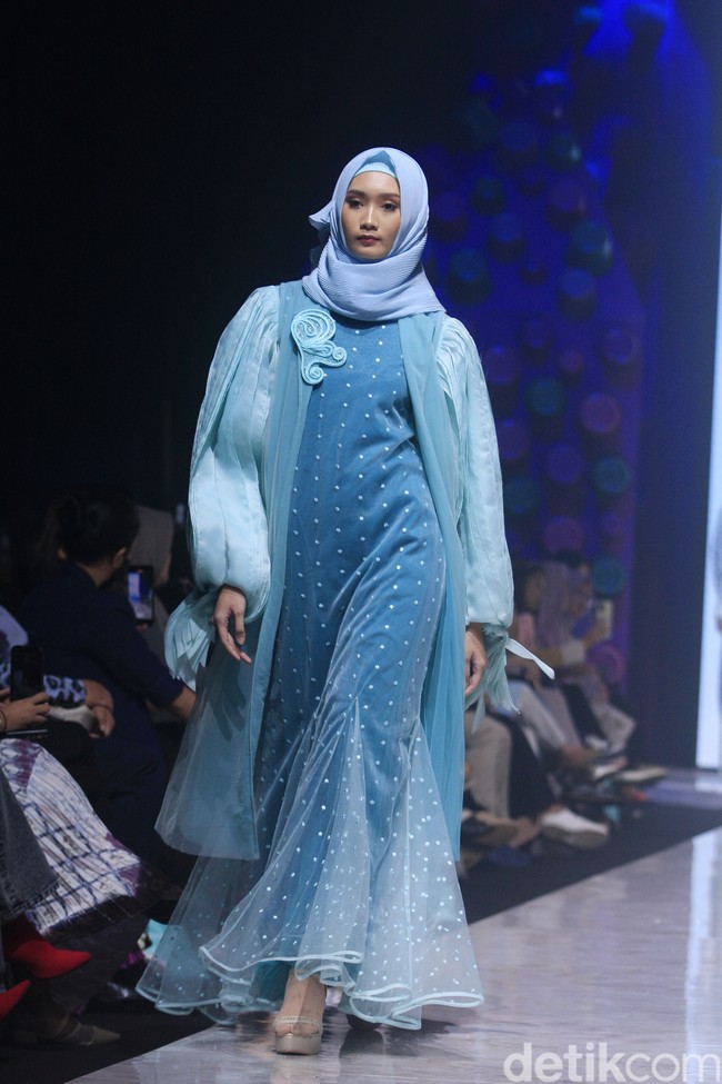 Fashion show koleksi Irna Laperle dari Irna Mutiara di Muffest 2023.. Foto: Mohammad Abduh/Wolipop.  