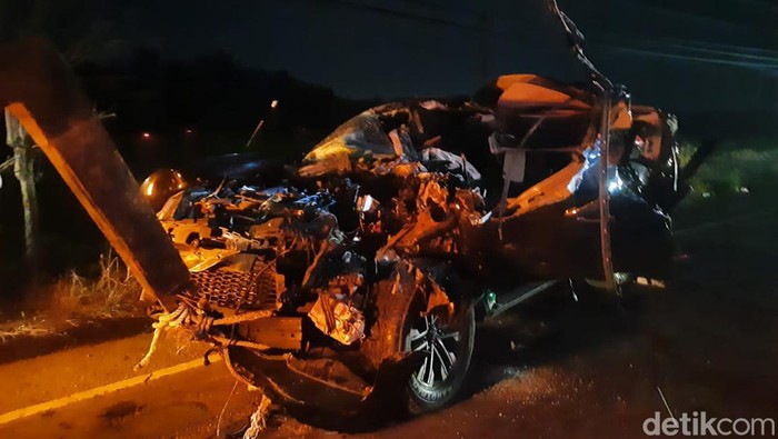 Kondisi mobil Pj Gubernur Aceh Timur Mahyudin yang kecelakaan di  Pidie Jaya.