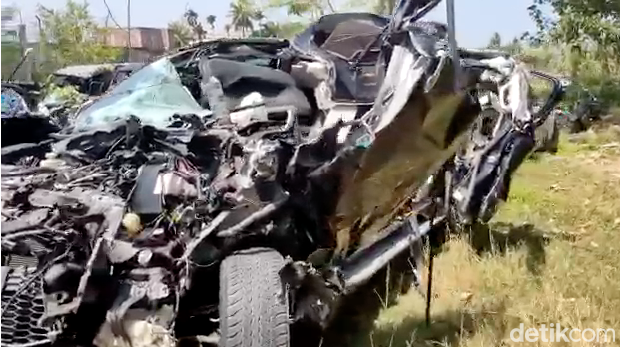 Kondisi mobil Pj Gubernur Aceh Timur Mahyudin yang kecelakaan di  Pidie Jaya.
