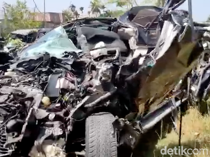 Kondisi mobil Pj Gubernur Aceh Timur Mahyudin yang kecelakaan di  Pidie Jaya.