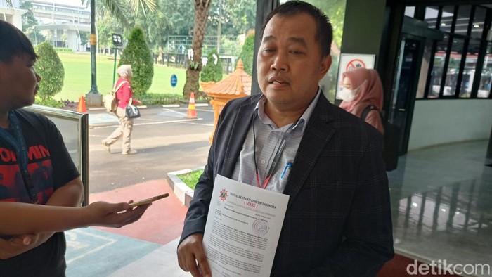 Koordinator MAKI Boyamin Saiman laporkan dugaan penyimpangan penagihan pajak oleh Ditjen Pajak ke Kejagung (Adrial/detiikcom)