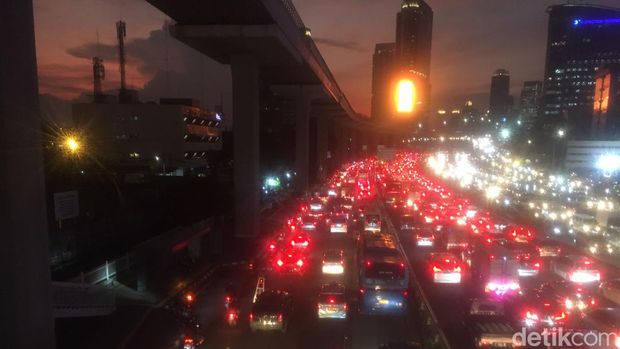 Lalu lintas di Jalan Gatot Subroto, Jakarta Selatan macet pada dua arah saat jam pulang kerja hari ini. Kemacetan terjadi sejak turunan flyover Kuningan. (Muhammad Fariz At Thariqi/detikcom)