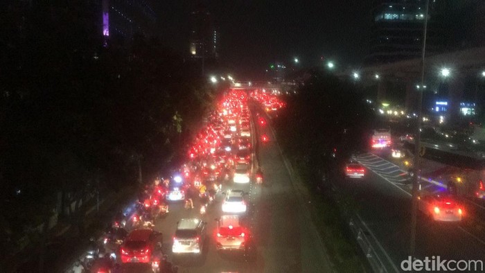 Lalu lintas di Jalan Gatot Subroto, Jakarta Selatan macet pada dua arah saat jam pulang kerja hari ini. Kemacetan terjadi sejak turunan flyover Kuningan. (Muhammad Fariz At Thariqi/detikcom)