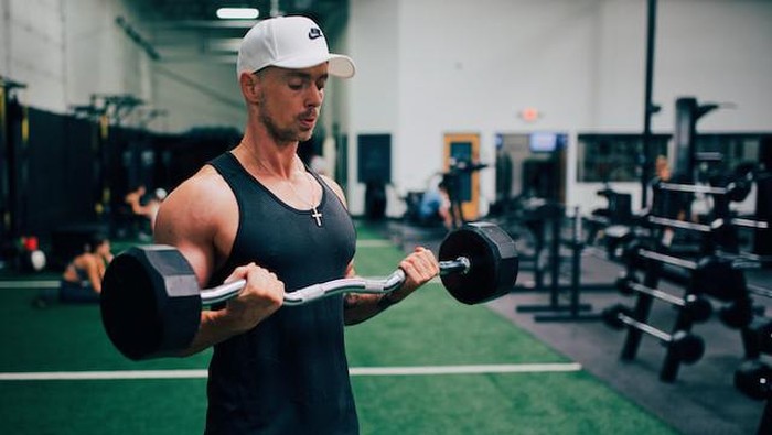 8 Cara Membentuk Otot Lengan dengan Latihan Kekuatan Otot