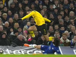Marc Cucurella tampil apik dalam formasi tiga bek di laga Chelsea vs Dortmund. Akankah bek berpaspor Spanyol itu terus membuktikan diri? (AP)