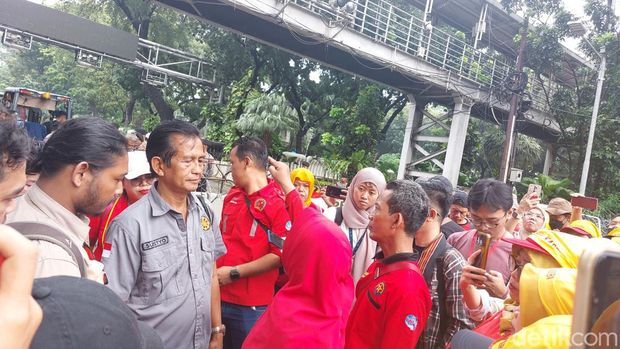 Massa aksi berupaya melewati pembatas barrier beton dan kawat berduri yang dipasang di Jalan Medan Merdeka Barat dekat patung Kuda. Massa mendesak untuk bisa orasi di Taman Pandang Istana yang tak jauh dari Istana Merdeka (Rumondang/detikcom)