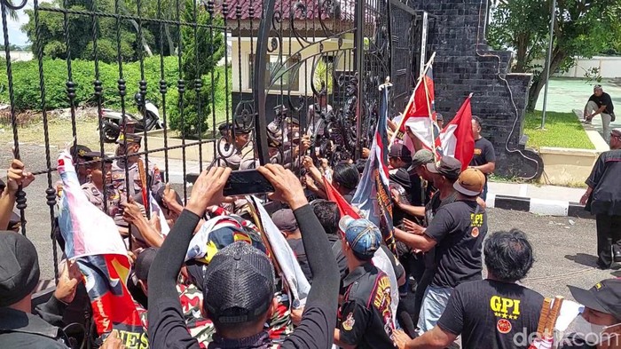 Massa mendorong hingga nyaris roboh gerbang kantor Bupati Blitar