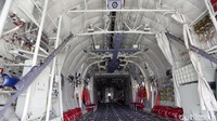 Bagian dalam pesawat super hercules ini memiliki dimensi yang sangat luas.