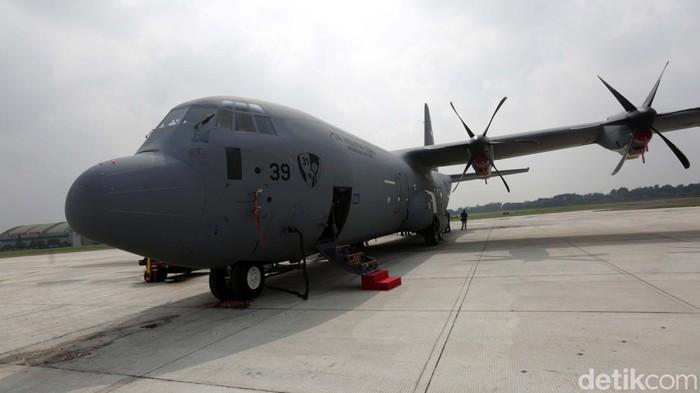 Pesawat C-130J-30 Super Hercules A-1339 telah diterima oleh pemerintah Indonesia. Yuk kita lihat bagian dalam pesawat canggih tersebut.