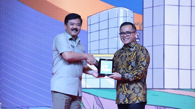Menteri PANRB Azwar Anas mengapresiasi multikoneksi sistem layanan pertanahan dan tata ruang yang diterapkan Kementerian ATR/BPN. (dok KemenPAN-RB)
