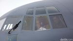 Momen Jokowi Siram Air Bunga ke Pesawat C-130J Super Hercules A-1339