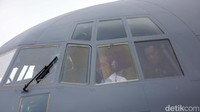 Jokowi pun berkesempatan mengecek langsung kecanggihan pesawat untuk TNI Angkatan Udara (AU) itu.