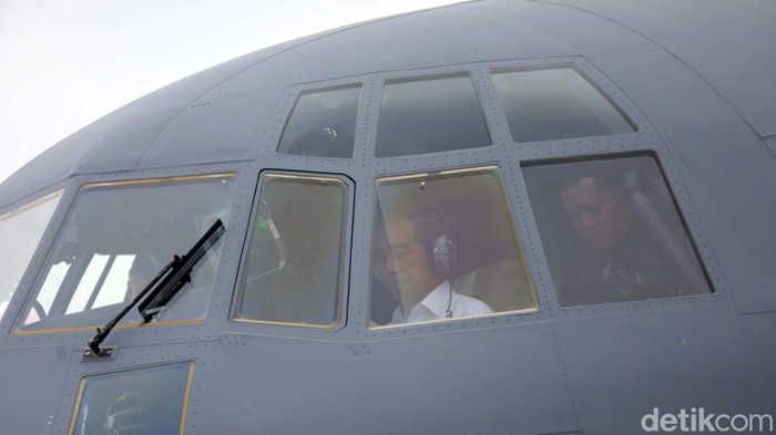 Presiden Jokowi hadiri serah terima pesawat C-130J Super Hercules A-1339 di Halim Perdana Kusuma. Jokowi sempat menyiram air bunga ke moncong pesawat.