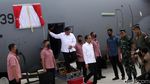 Momen Jokowi Siram Air Bunga ke Pesawat C-130J Super Hercules A-1339