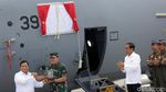 Momen Jokowi Siram Air Bunga ke Pesawat C-130J Super Hercules A-1339
