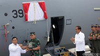 Usai melakukan pengecekan, Jokowi kemudian menyaksikan penyerahan replika kunci C-130J Super Hercules A-1339 dari Menhan Prabowo ke Panglima TNI Laksamana Yudo.