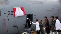 Jokowi kemudian membuka tirai berlambang merah dan putih di jendela pesawat. Hal ini menandakan jika Pesawat C-130J Super Hercules A-1339 resmi diterima Indonesia.