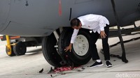 Acara dilanjutkan dengan pemecahan kendi oleh Jokowi di bagian ban depan pesawat.