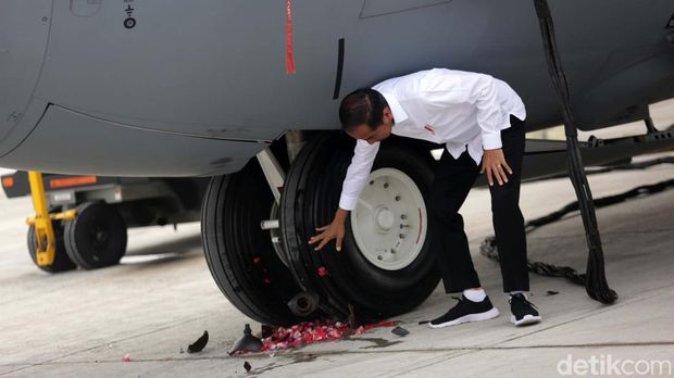Presiden Jokowi hadiri serah terima pesawat C-130J Super Hercules A-1339 di Halim Perdana Kusuma. Jokowi sempat menyiram air bunga ke moncong pesawat.