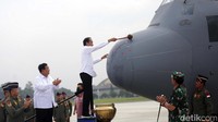 Jokowi kemudian menyiram air bunga ke moncong pesawat, Prabowo Subianto terlihat mendampingi.