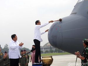 Momen Jokowi Siram Air Bunga ke Pesawat C-130J Super Hercules A-1339