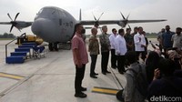 Yang kita terima pada hari ini pesawat yang sangat canggih. Tadi saya sudah masuk, sudah dijelaskan bisa mengangkut kalau pasukan yang pakai dengan parasut artinya penerjun itu bisa mengangkut 98, tapi kalau hanya pasukan bukan penerjun bisa 128 pasukan dan bisa mengangkut 19,9 ton, kata Jokowi di Lanud Halim, Jakarta Timur.