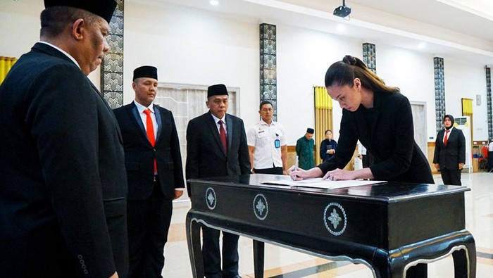 Momen pelantikan perempuan blasteran jadi WNI di Kemenkum HAM Jabar, Rabu (8/3/2023).