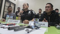Kabid Humas Polda Kalteng Kombes Pol Krismanto Eko Saputro (tengah) bersama Ditreskrimum Polda Kalteng Kombes Pol Faisal F. Napitupulu (kanan) dan Kadivpas Lapas IIA Palangka Raya Danang Yudiawan (kiri) memberikan keterangan pers saat menghadirkan dua orang narapidana (napi) yang berhasil ditangkap usai melarikan diri dari Lapas IIA Palangka Raya pada rilis penangkapan napi di RS Bhayangkara, Palangka Raya, Kalimantan Tengah, Selasa (7/3/2023).