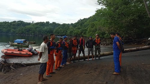 Tim SAR Gabungan melaksanakan briefing sebelum pencarian nelayan yang hilang saat memancing di Perairan Pantai Nuba, Flores Timur.