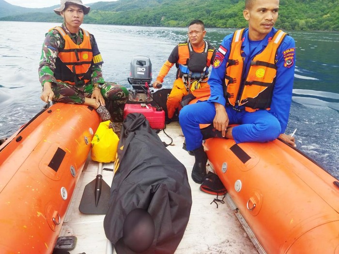Tim SAR Gabungan berhasil menemukan Nara Kelen (50), nelayan asal Dusun 2 Desa Mokantara Kecamatan Larantuka Kabupaten Flores Timur, Nusa Tenggara Timur di perairan Nuba, Flores Timur, Rabu (8/3/2023).