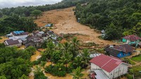 Tampak sejumlah rumah hancur diterjang longsor.