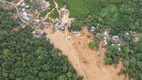 Foto udara bencana tanah longsor di Kecamatan Serasan, Kabupaten Natuna, Kepulauan Riau, Selasa (7/3/2023).