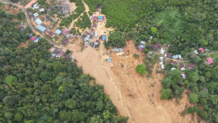 Ngeri! Begini Foto Udara Bencana Tanah Longsor di Natuna Foto udara bencana tanah longsor di Kecamatan Serasan, Kabupaten Natuna, Kepulauan Riau, Selasa (7/3/2023). Berdasarkan data dari Badan Nasional Penanggulangan Bencana (BNPB) hingga Selasa (7/3/2023) pukul 07:00 WIB, sebanyak 10 orang dinyatakan meninggal, 47 orang hilang dan 1.216 Orang mengungsi akibat longsor tersebut. ANTARA FOTO/Kiky Firdaus/Lmo/foc.