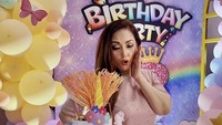Saat sang cucu berulang tahun, Nia Daniaty tampak menyiapkan beberapa kejutan termasuk kue sushi yang besar ini. Foto: Instagram @niadaniatynew