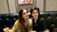 Selain makanan Arab, rupanya penyanyi berusia 59 tahun itu juga sempat mampir makan di restoran Korea sambil menikmati daging lezat. Foto: Instagram @niadaniatynew