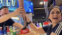 Ini salah satu jajanan yang ia beli di Las Vegas. Ada minuman yang dikemas dalam botol berbentuk kaki. Unik ya? Foto: Instagram @niadaniatynew