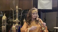 Penyanyi yang jago akting ini juga suka ngeteh cantik. Seperti ini ketika Nia Daniaty menikmati teh ala Turki. Foto: Instagram @niadaniatynew