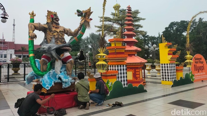 Ogoh-ogoh dan dekorasi khas Nyepi yang terpajang di Balai Kota Surabaya
